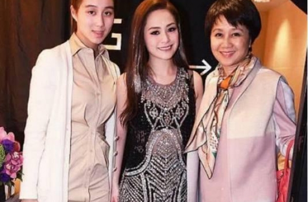 大女儿已去世，小女儿小他78岁，身价700亿被哥哥宠成公主