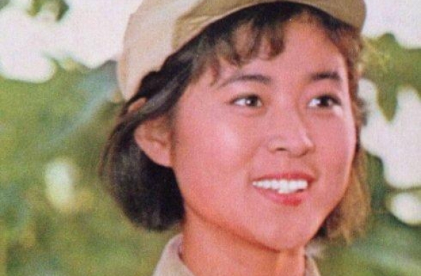 1986年，为演好独眼角色，陈宝国把纽扣磨薄了放进眼中