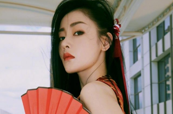 明星难当！张天爱晒照被骂“戴了狗链”，霸气回怼恶评却不被理解
