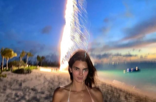 布克给的浪漫？詹娜海边看烟花感动不已