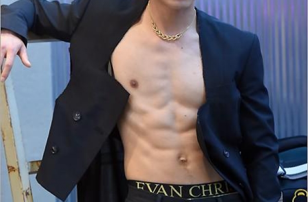 韩国歌手罗泰柱杂志写真拍摄现场曝光