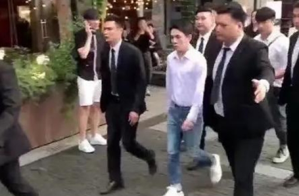 网红出行排场大！李佳琦随身跟8个保镖，推开路人横行霸道惹众怒