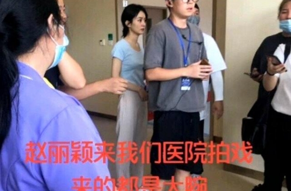 赵丽颖新剧路透曝光，异常消瘦惹人怜，身形只有别人的三分之一