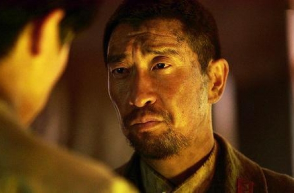 八佰：黄晓明出场不到3分钟，演技直甩张译10条街，导演都意外
