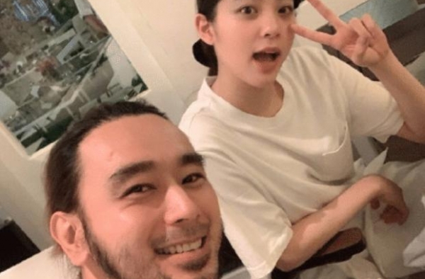 欧阳娜娜干爹竟是“泰国林志颖”，然而，他已经胖成了小李子