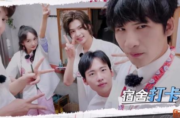 密室大逃脱全员谈对爱情的看法，黄明昊小孩思维杨幂在回应恋情？