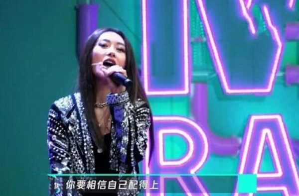 42岁爱戴时隔7年重新露面，模样大变不敢认，被质疑整容变脸