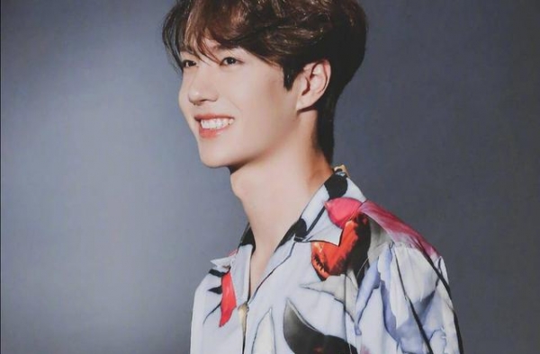 盘点9位花衬衣男神：王一博又酷又时髦，吴亦凡穿出了满满的贵气