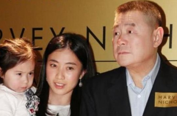 她是稳稳的富二代，亲爹给她7亿母亲也给5亿，富到无人敢娶