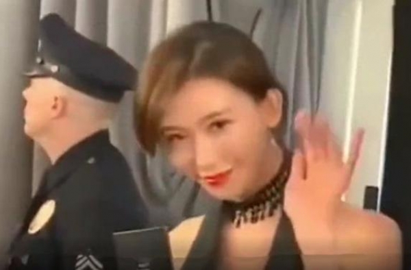 林志玲陪老公参加活动，举止优雅高级，全身散发贵妇气质