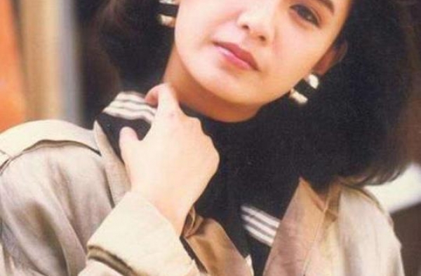 与梁朝伟同居6年分手，孤身一人将儿子抚养长大，今儿子成她骄傲