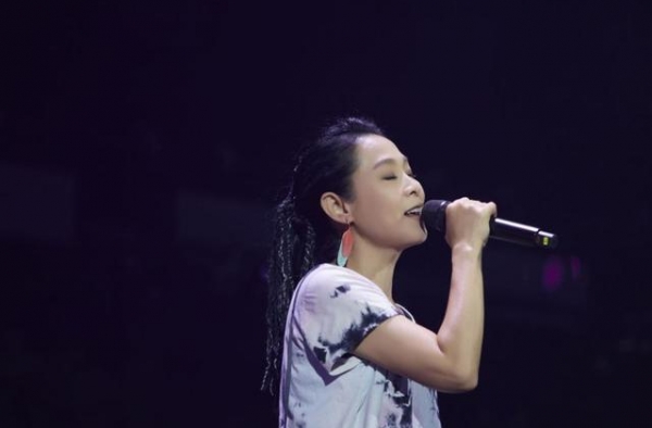 刘若英哽咽演唱《夏夜晚风》父亲前几天刚去世