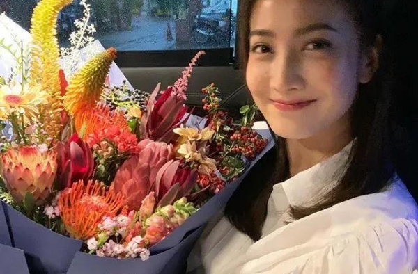 泰国女星道妹teaw与家人共进晚餐，新男友也在
