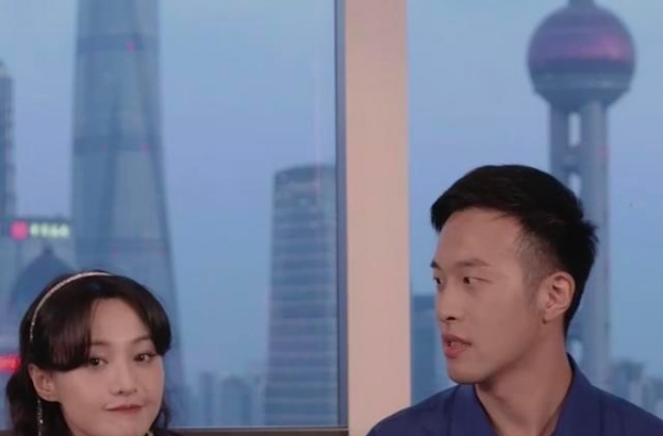 郑爽直播情绪失控，无视俩主播大发脾气，被扒拿6千万片酬还发疯