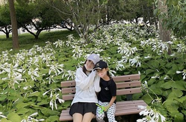 感情依旧？李小璐陪甜馨散步游玩超有爱，贾乃亮晒照似有深意