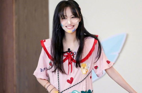 郑爽爸爸晒女儿“生日蛋糕”，意外暴露豪宅，不愧是娱乐圈小富婆