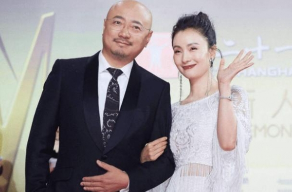 徐峥又被拍到带两名女子回酒店，更抢镜的是他大到好似怀孕的肚子