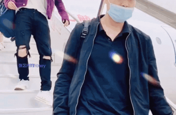 连走路都累到迷迷糊糊闭着眼 公司就不能少给张艺兴接点活动？