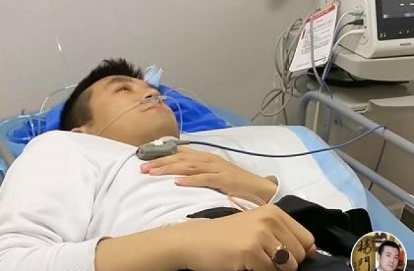 杨子健康告急？躺病床插呼吸管病恹恹，手戴拇指粗宝石戒不忘炫富