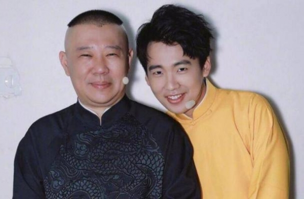“德云社团宠”走哪都吃香！郭麒麟与同事聚会，加完好友还被献吻