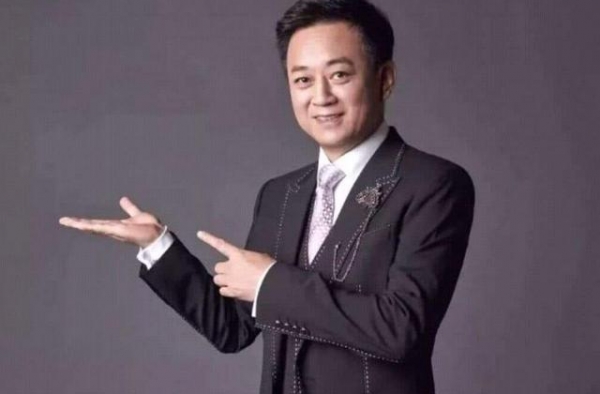 朱军罕见更新社交动态，近照脸色蜡黄两鬓斑白，双眼无神老态明显
