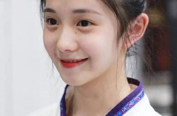 新一任“谋女郎”是照骗？照片清纯甜美，预告片却暴露真容