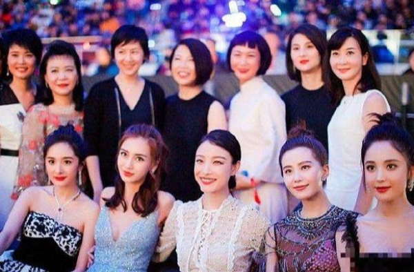 2年前被冯小刚逼赤脚跳舞，让陈道明爆粗口的女孩，今成人生赢家