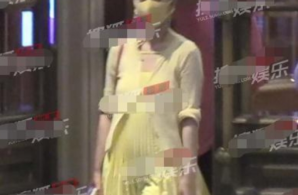 范冰冰深夜聚会，小肚子凸起显富态，生图颜值能打皮肤白到发光