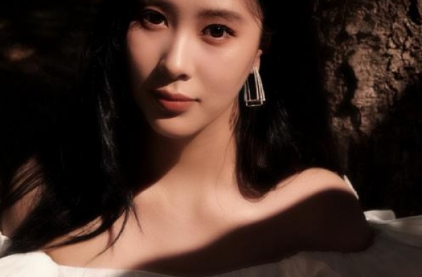 杨子女儿哈佛毕业，近照白裙长发气质佳，有望出道并肩继母黄圣依