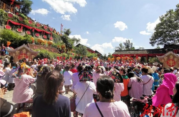 央视“心连心”慰问演出走进十八洞村 韩红、王珞丹、王凯等献唱