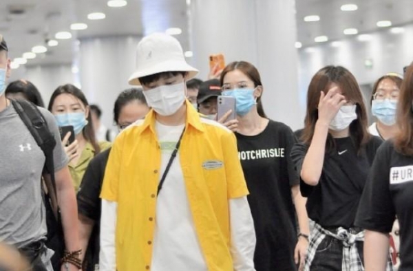 李宇春穿15年前比赛衣服现身机场，杨天真曾反对鹿晗公开恋情