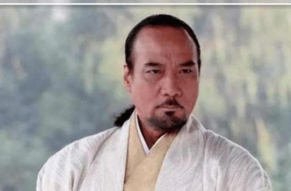刘德华死对头，喝死古龙，骗张国荣女友为他生儿育女，如今这模样