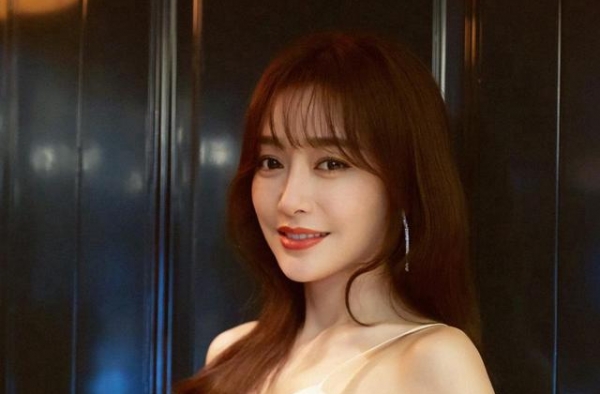 导演陆川，向秦岚求婚四次被拒，而今娶央视主持人，人生圆满