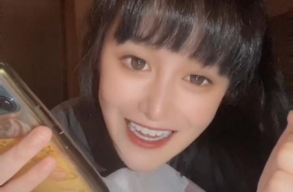 赵本山23岁女儿晒唱歌视频，一口假牙很亮眼，网友评论太直接