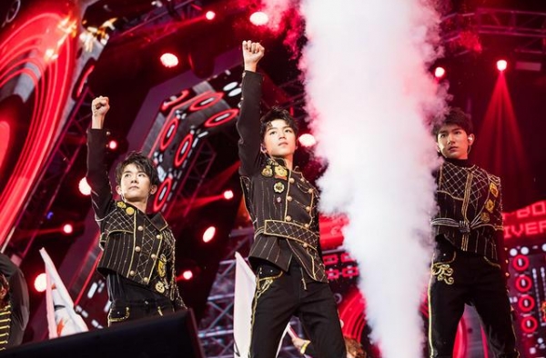 TFBOYS七周年演唱会观察：“顶流”笼罩下的偶像与饭圈