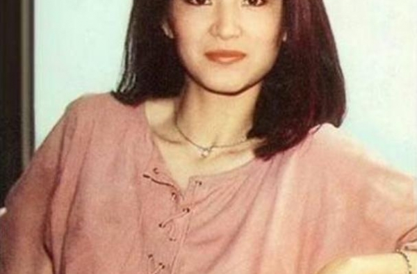 林青霞与亲妹妹罕见旧照曝光，真正美的原来是妹妹