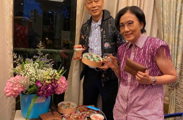 汪明荃用塑料布铺桌子显寒酸，却被曝房子值六千万阳台能站50人