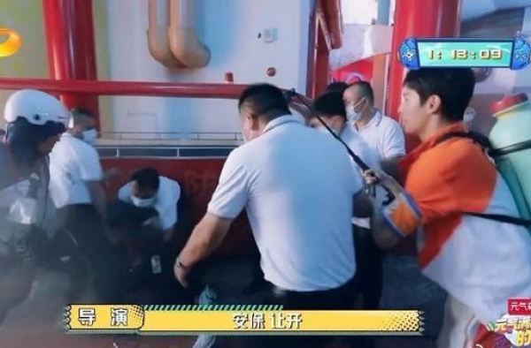 吴奇隆被6个保安按倒在地，节目中过于强势，被误以为坏人闹事