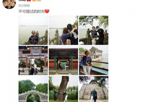 邓超晒与妈妈游玩照，母子俩翘二郎腿打卡景点，合抱大树画面温馨