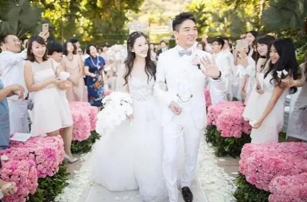 奶茶妹妹成现实“顾佳”，合照被边缘化：584亿换不来一个C位
