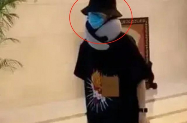 肖战现身机场，穿成这样逃不过粉丝眼睛，低谷后谁还留下一目了然