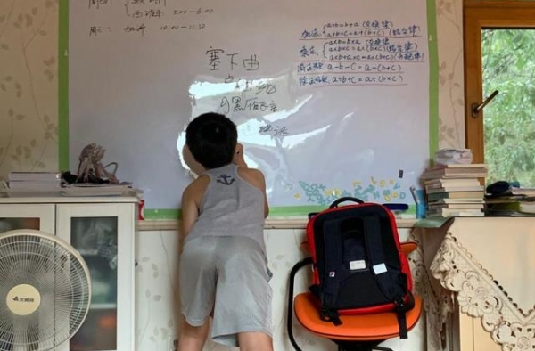 老戏骨许亚军又晒娃，大儿子颜值高太帅气，小儿子奋笔疾书是学霸
