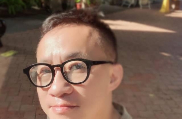女歌手二婚办婚礼，男星包840元红包被嫌少，双方展开激烈互撕