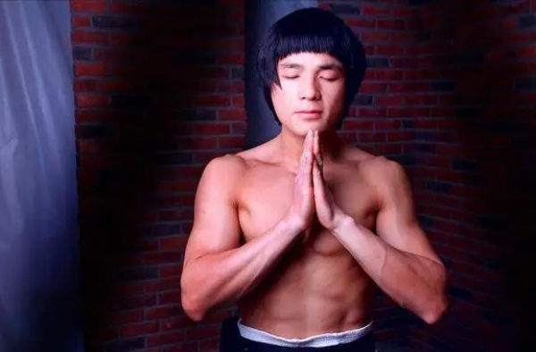 现代李小龙痛批张雨绮：离了两次婚的女人，你有啥资格力挺鹿晗
