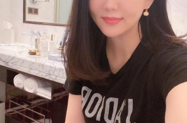雨过天晴？王岳伦醉酒风波后，李湘自信晒自拍