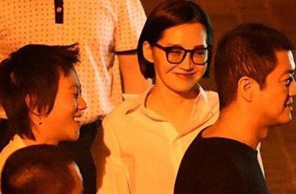 李亚鹏许晴亲密同行，窦靖童表情幸福，二人疑似好事将近