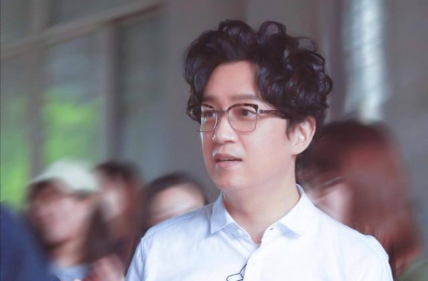 潘粤明又双叒胖了？现身《昆仑神宫》拍摄现场，身材壮实步伐潇洒