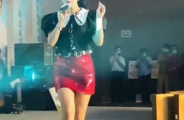 42岁王蓉近况太唏嘘！穿红色皮裙跑商演，鞋子不合脚趾头都着地