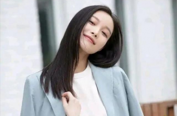 倪妮机场遭遇了极为恶劣的代拍事件，章子怡发文斥责：早晚要出事