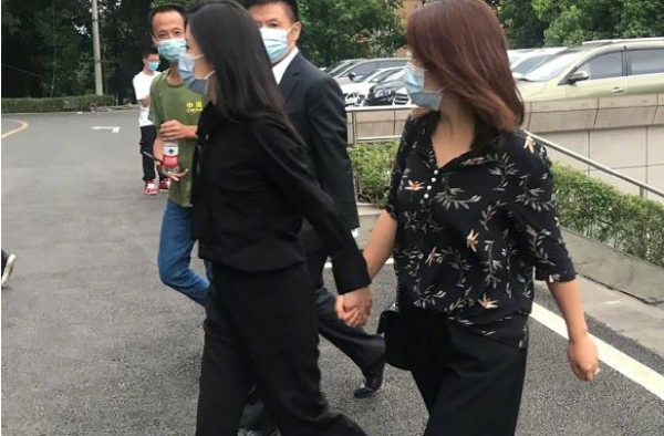 谭松韵现身母亲被撞案庭审！一袭黑衣显严肃，妈妈车祸时还被网暴
